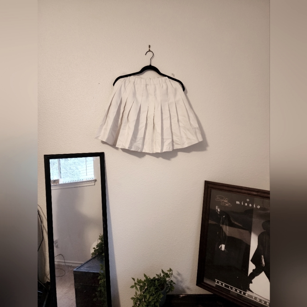 Fully Pleated White Tennis Skort | Size: M/L